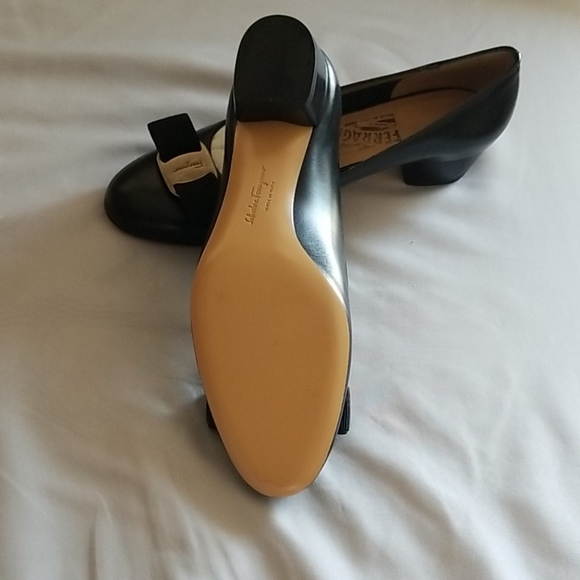 New! Salvatore Ferragamo Vara gold bow leather shoes - Picture 2 of 10